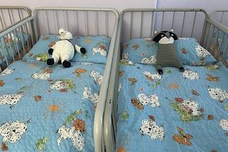 Vítaná úleva, nebo trápení dětí? Noční jesle budí mezi rodiči rozpaky